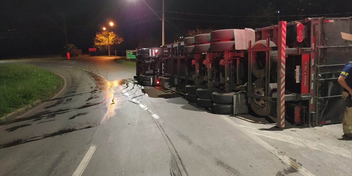 Carreta tomba próximo ao posto da PRF em Poços de Caldas