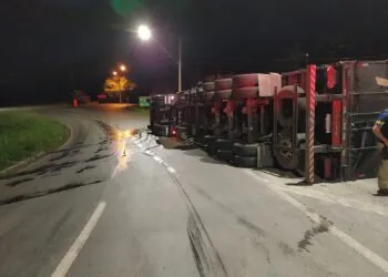 Carreta tomba próximo ao posto da PRF em Poços de Caldas