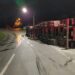 Carreta tomba próximo ao posto da PRF em Poços de Caldas