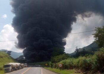 Caminhão pega fogo após colidir com ônibus próximo a Águas da Prata