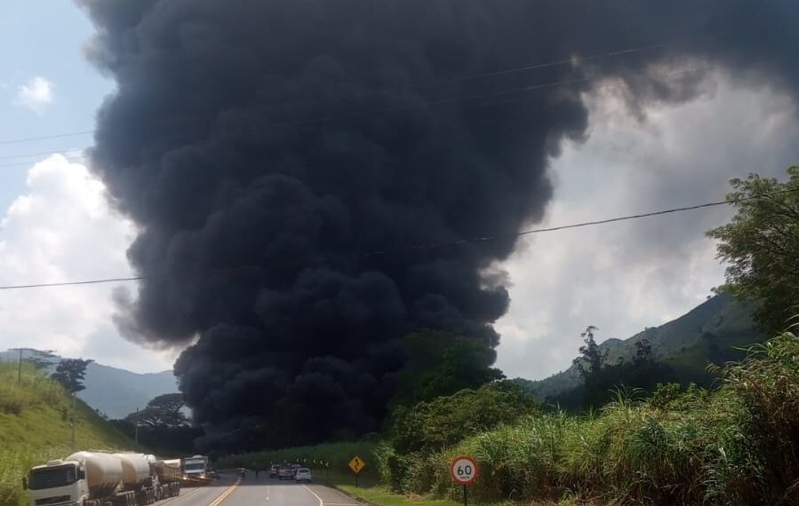 Caminhão pega fogo após colidir com ônibus próximo a Águas da Prata