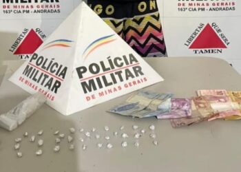 Homem é preso e drogas escondidas em tênis e padrão de água são apreendidas em Andradas