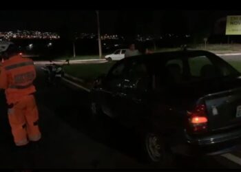 Motociclista fica ferida após colidir com carro na Rodovia do Contorno em Poços de Caldas