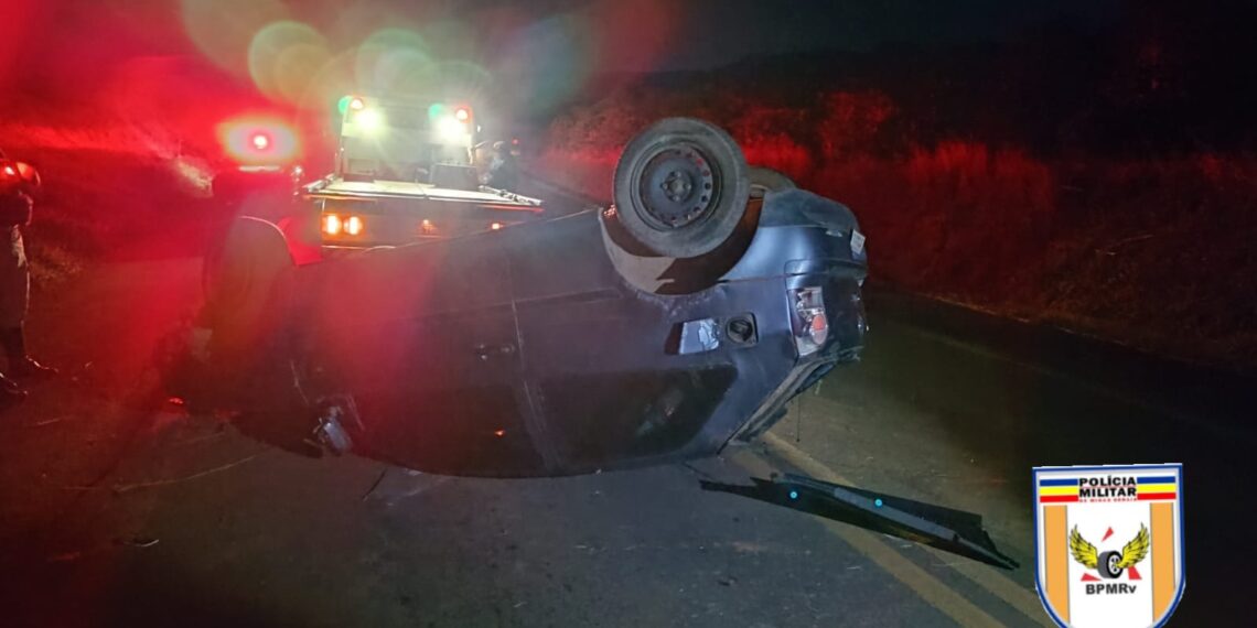 Motorista embriagado capota carro em Campestre