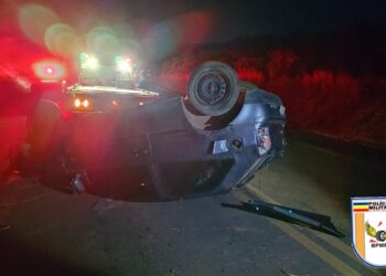 Motorista embriagado capota carro em Campestre