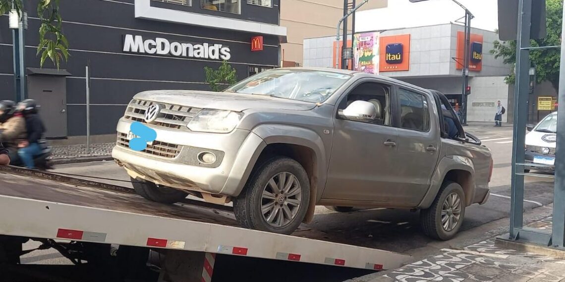 Motorista com 766 pontos na carteira tem veículo removido em Poços