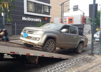 Motorista com 766 pontos na carteira tem veículo removido em Poços
