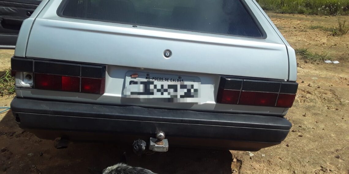 Mais um: carro furtado é encontrado sem as rodas em Poços de Caldas
