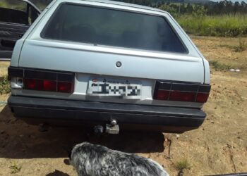 Mais um: carro furtado é encontrado sem as rodas em Poços de Caldas