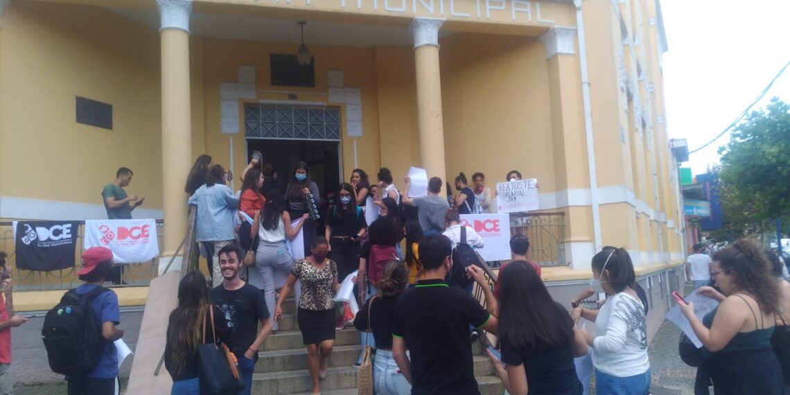 Ato é realizado após prefeitura retirar projeto sobre aumento do Bolsa Estágio