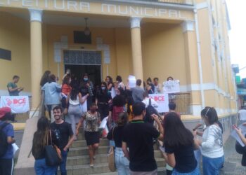 Ato é realizado após prefeitura retirar projeto sobre aumento do Bolsa Estágio