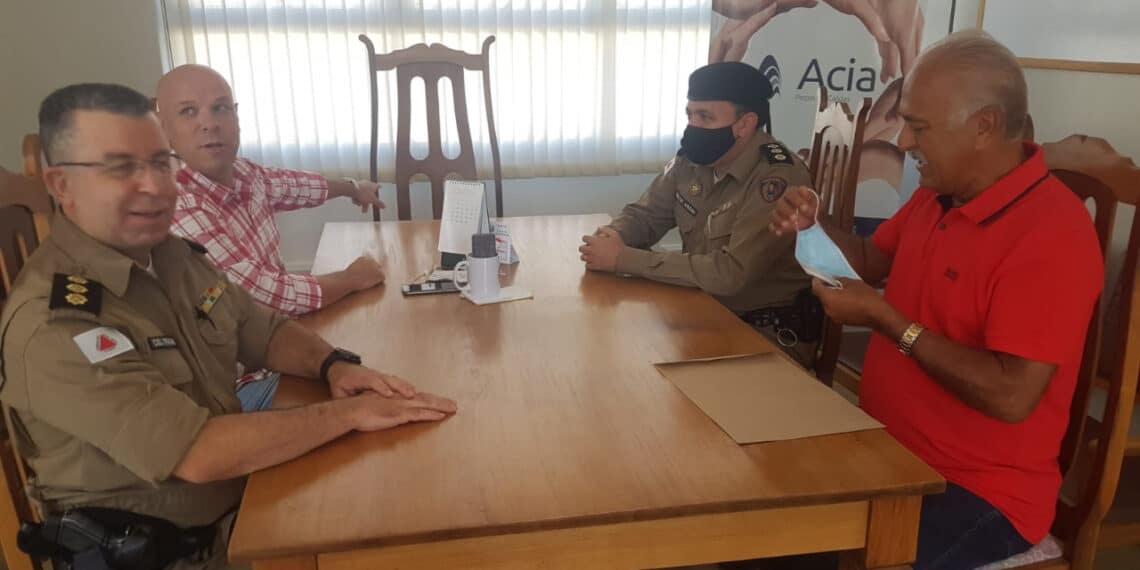 Durante reunião com a Polícia Militar, Acia de Poços pede mais rondas noturnas