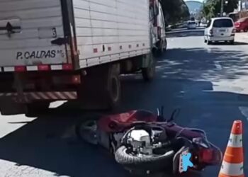 Motociclista fica ferida após acidente envolvendo caminhão em Poços de Caldas