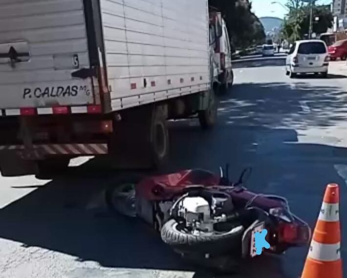 Motociclista fica ferida após acidente envolvendo caminhão em Poços de Caldas