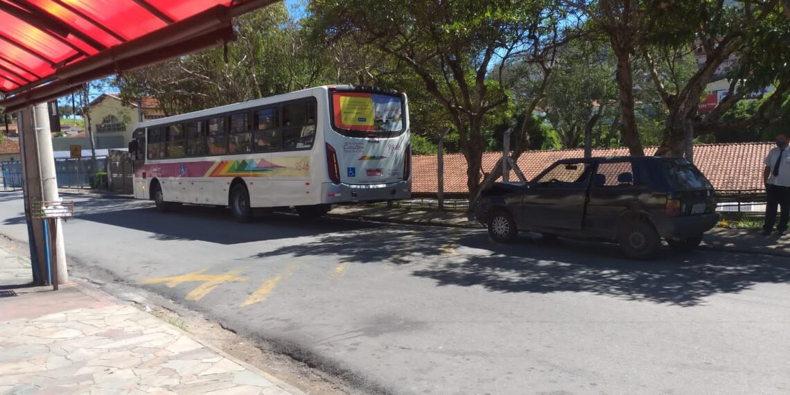 Acidente entre carro e ônibus é registrado na Zona Leste de Poços de Caldas