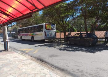 Acidente entre carro e ônibus é registrado na Zona Leste de Poços de Caldas