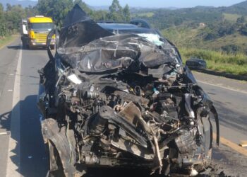 Médico fica ferido após atingir carro em traseira de caminhão na BR -267