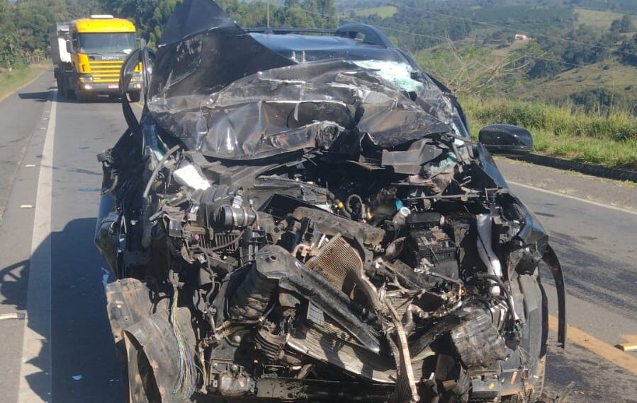 Médico fica ferido após atingir carro em traseira de caminhão na BR -267