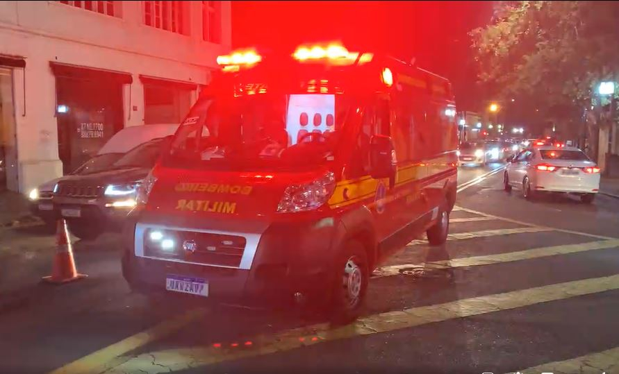 Turista, de 81 anos, é atropelado no centro de Poços