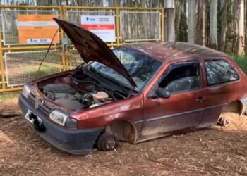 Carro furtado é encontrado próximo a Represa do Cipó em Poços de Caldas
