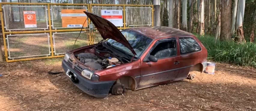 Carro furtado é encontrado próximo a Represa do Cipó em Poços de Caldas