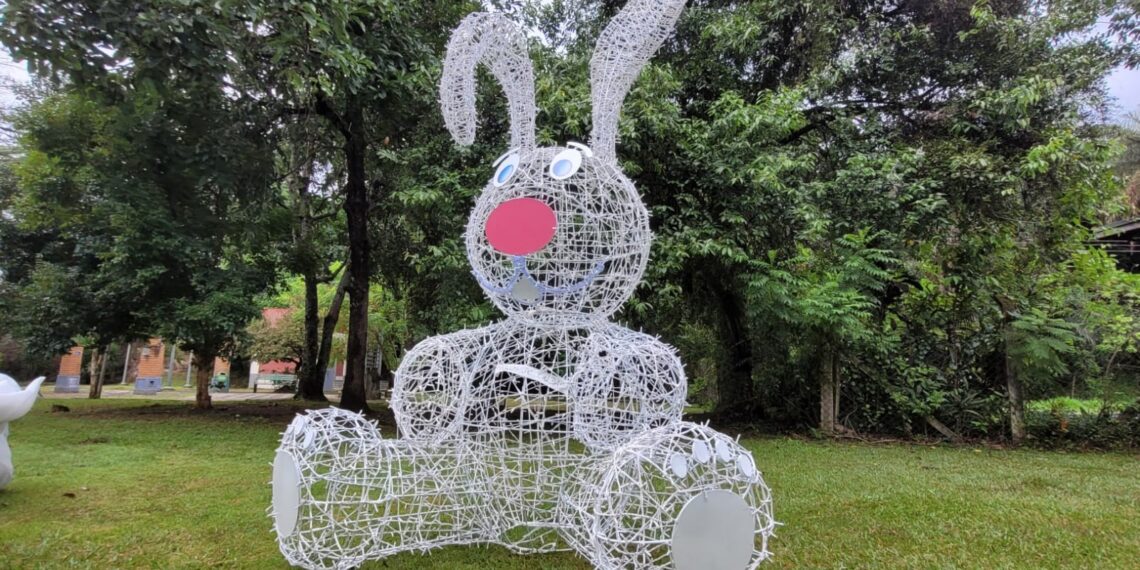 Enfeites da Vila da Páscoa começam a ser instalados em Poços de Caldas