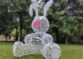 Enfeites da Vila da Páscoa começam a ser instalados em Poços de Caldas