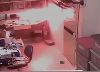 Bateria de celular explode e causa susto em loja de Poços de Caldas; VÍDEO