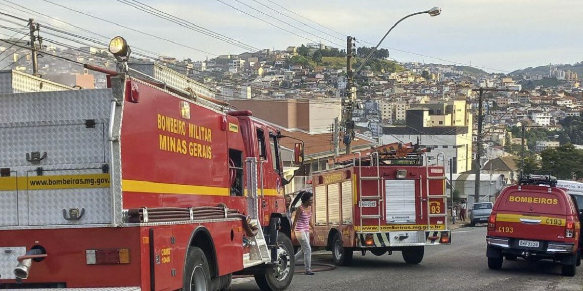 Corpo de Bombeiros de Poços combate incêndio em residência