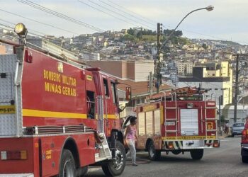 Corpo de Bombeiros de Poços combate incêndio em residência