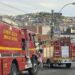 Corpo de Bombeiros de Poços combate incêndio em residência