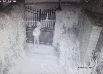 Câmera de segurança flagra mulher após furto em Poços de Caldas