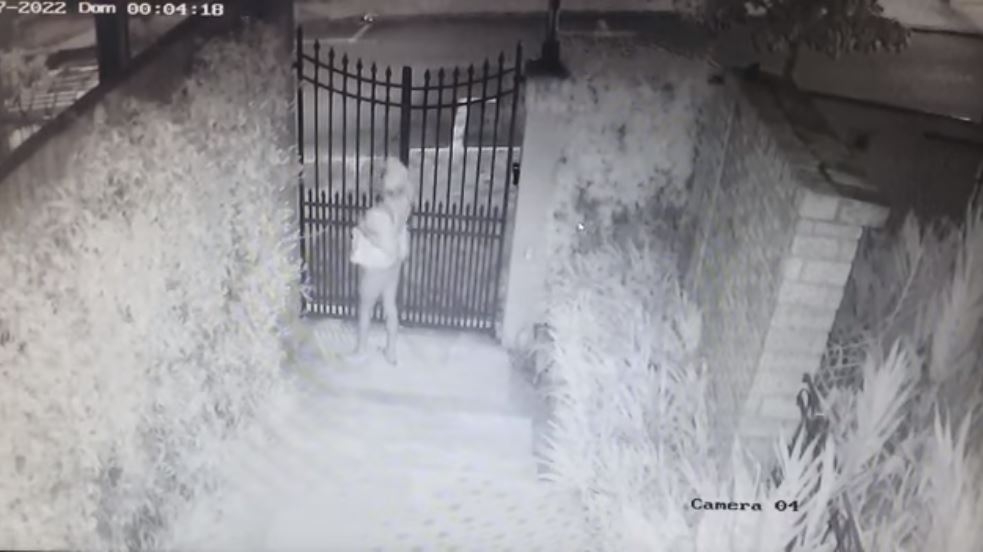 Câmera de segurança flagra mulher após furto em Poços de Caldas