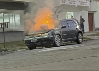 Carro pega fogo no Centro de Poços de Caldas nesta quinta-feira