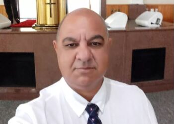 Jovem matou pai e esfaqueou irmão porque ‘não o deixavam dormir’