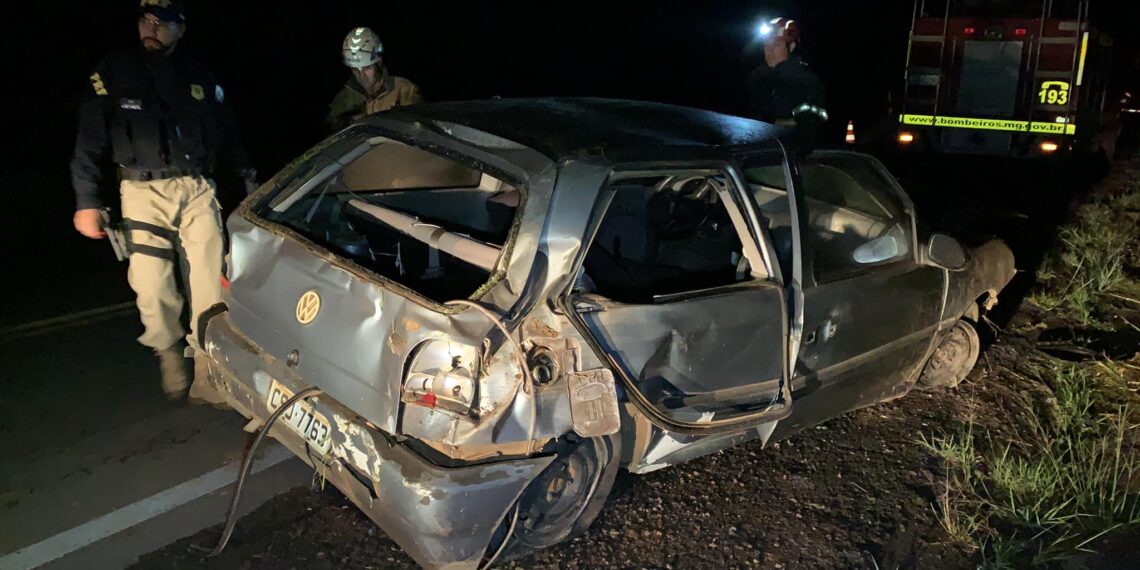 Casal fica ferido após carro capotar na BR-146