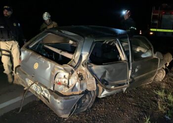 Casal fica ferido após carro capotar na BR-146