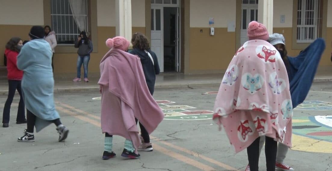 É muito frio! Escolas de Poços de Caldas liberam o uso de cobertor nas salas de aula