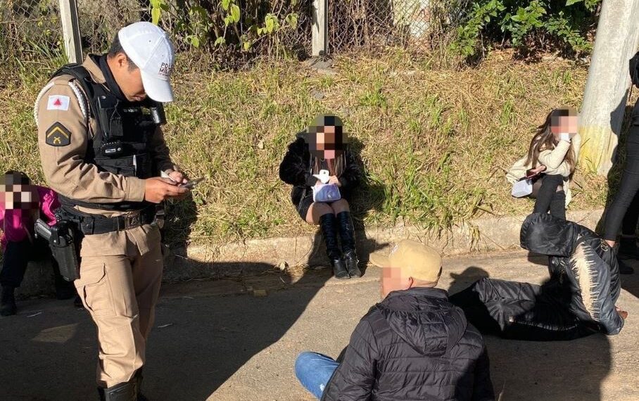 Condutor embriagado é preso após fugir da polícia em Poços