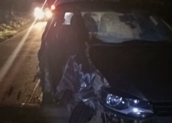 Motorista atinge poste de iluminação na zona rural de Poços