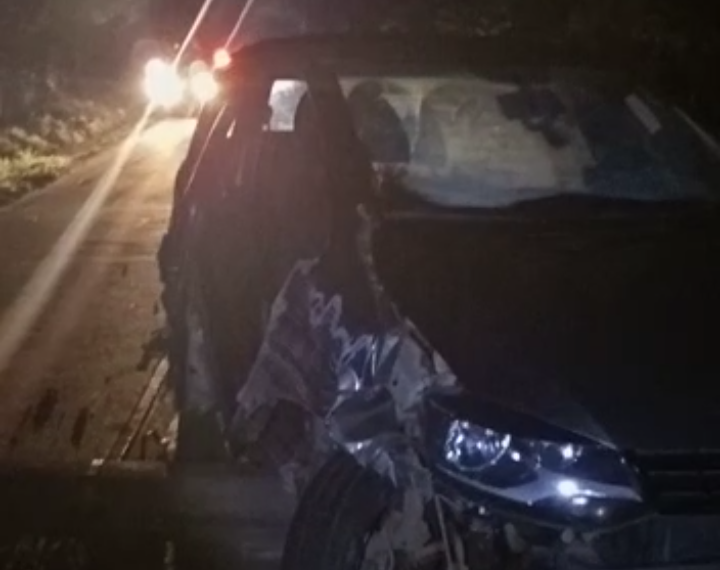 Motorista atinge poste de iluminação na zona rural de Poços
