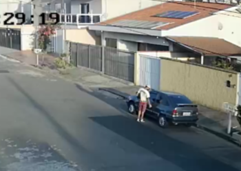 Vídeo | Carro é furtado e câmera flagra suspeito em Poços de Caldas 