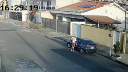 Vídeo | Carro é furtado e câmera flagra suspeito em Poços de Caldas