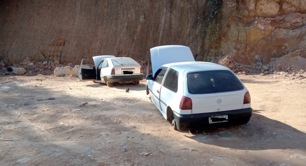 Dois carros são encontrados próximos ao lixão em Poços de Caldas