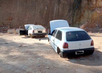 Dois carros são encontrados próximos ao lixão em Poços de Caldas