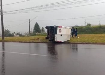 Furgão tomba na Avenida Alcoa em Poços de Caldas
