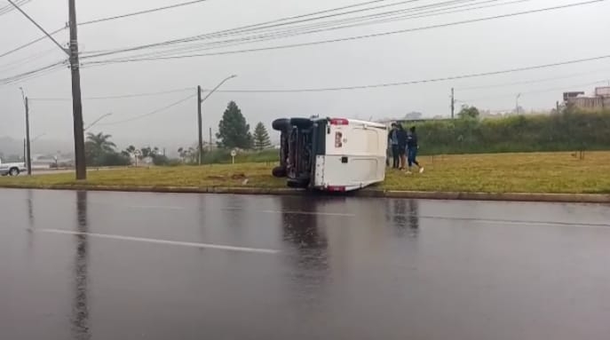 Furgão tomba na Avenida Alcoa em Poços de Caldas