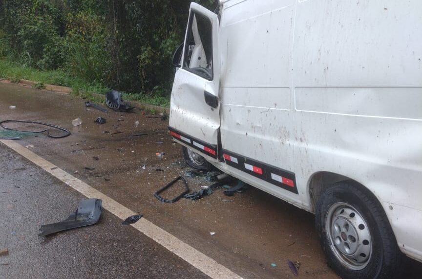 Motorista de van morre em acidente na BR 459