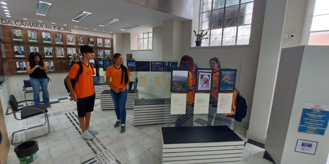 Câmara recebe exposição fotográfica desenvolvida por alunos do Colégio CEPOC