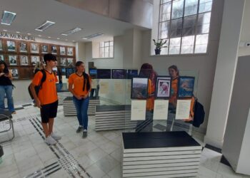 Câmara recebe exposição fotográfica desenvolvida por alunos do Colégio CEPOC